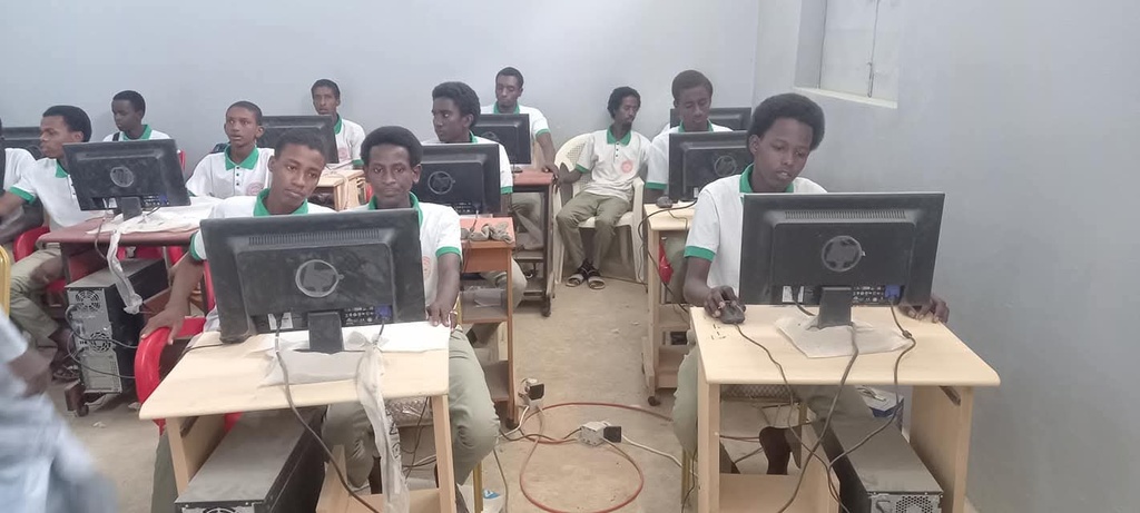 الطلاب في معمل الحاسوب